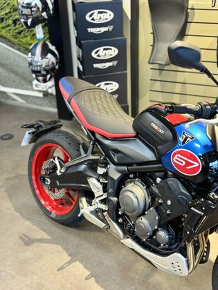Gros plan sur une moto de sport noire et bleue avec des touches d'orange en plein soleil