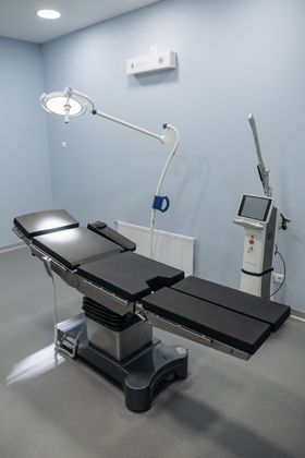 Coussins de civière orange à l'intérieur d'un véhicule d'urgence