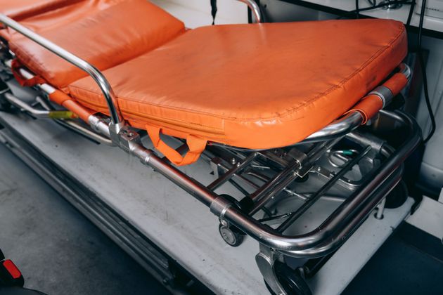 Coussins de civière orange à l'intérieur d'un véhicule d'urgence