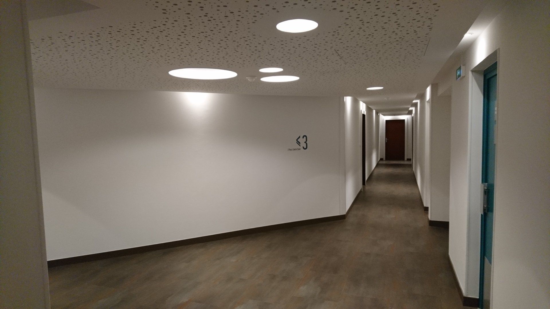 Éclairage au plafond au sein d'une entreprise