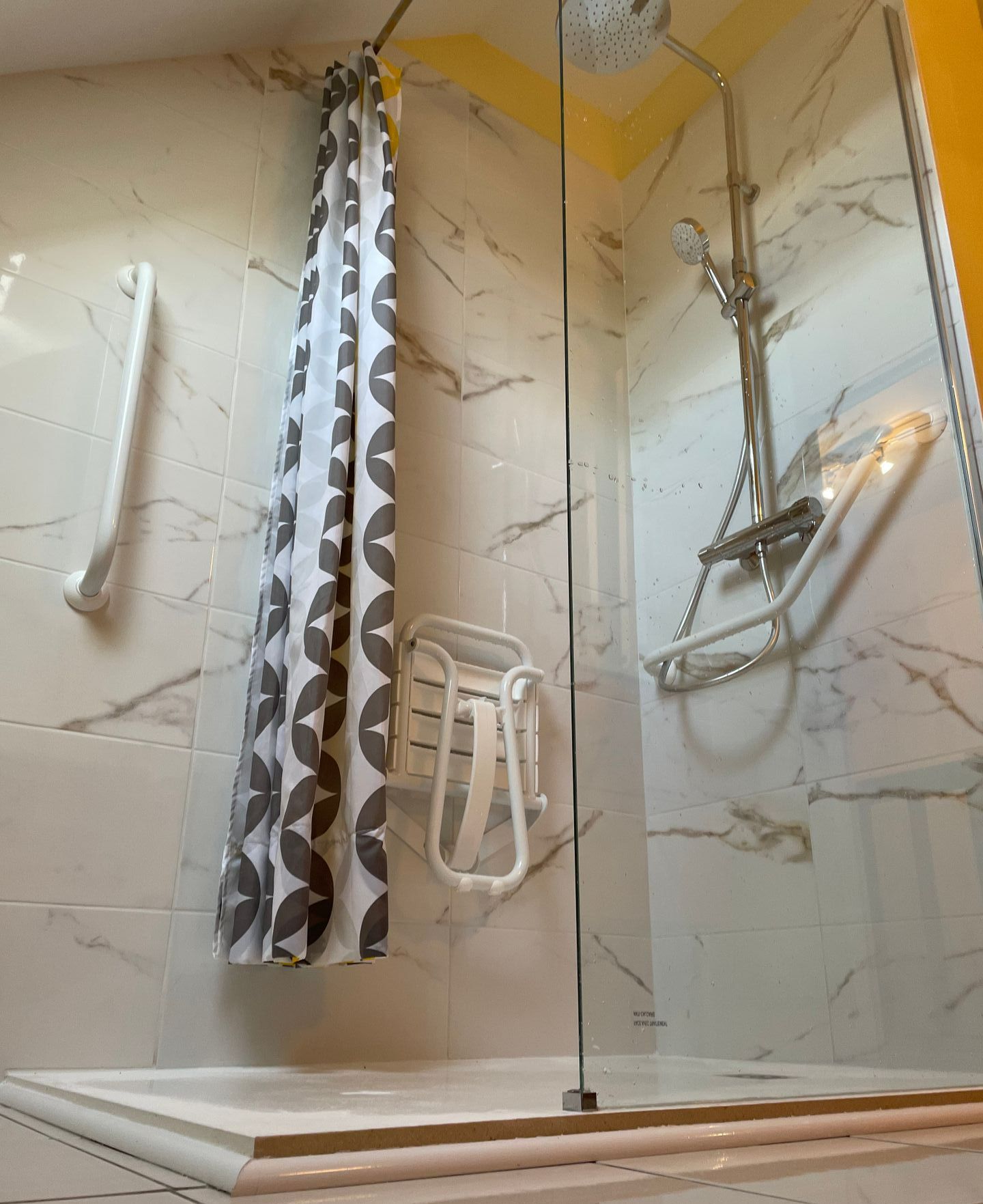 Douche adaptée assise