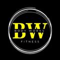 Logotipo de "Body Works Fitness", fondo negro con texto amarillo dentro de un c&iacute;rculo blanco garabato.