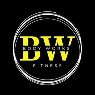 Logotipo de "Body Works Fitness", fondo negro con texto amarillo dentro de un c&iacute;rculo blanco garabato.