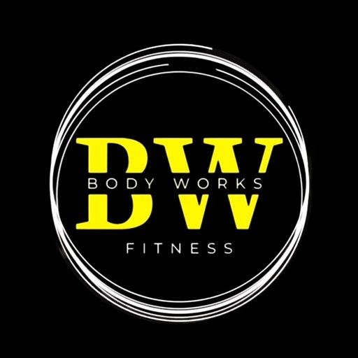Logotipo de "Body Works Fitness", fondo negro con texto amarillo dentro de un c&iacute;rculo blanco garabato.