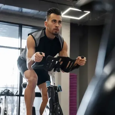 Gente sonriendo y bailando enérgicamente en una clase de fitness bien iluminada.
