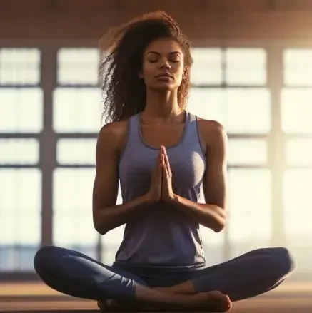 Mujer en pose meditativa con las manos en oración.