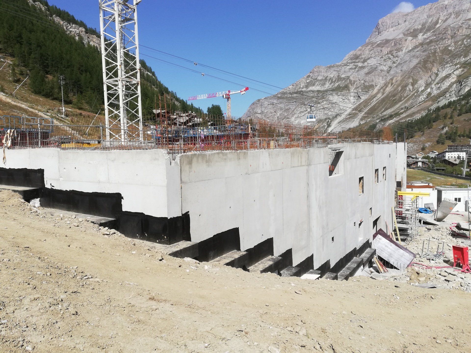 Garage à Chenillettes Val d’Isère avant