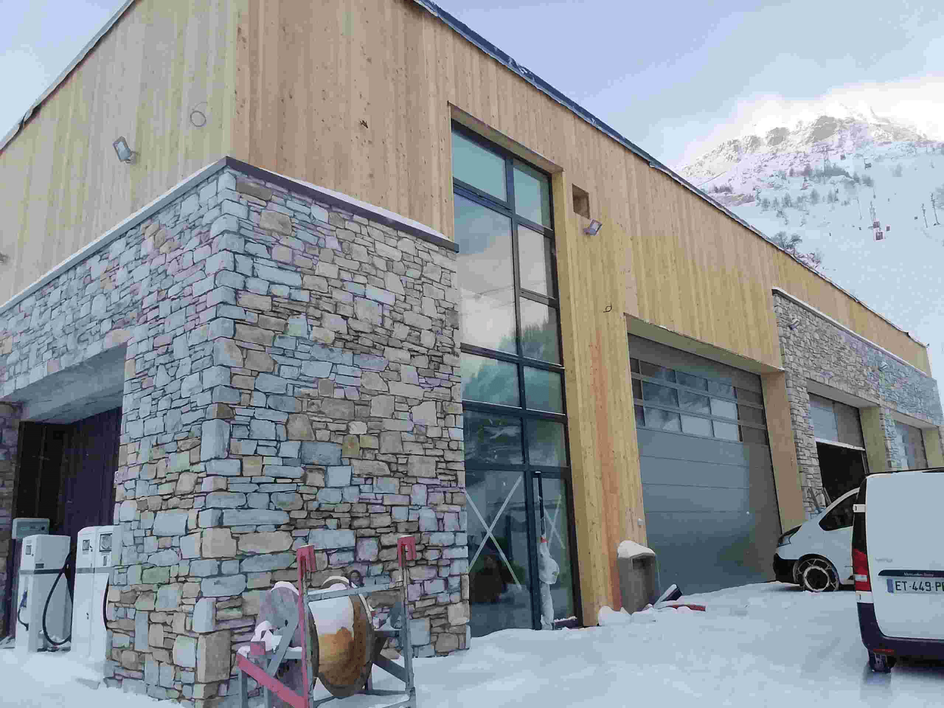 Garage à Chenillettes Val d’Isère après