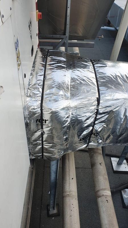 Un primer plano de un tubo de metal cubierto con papel de aluminio.