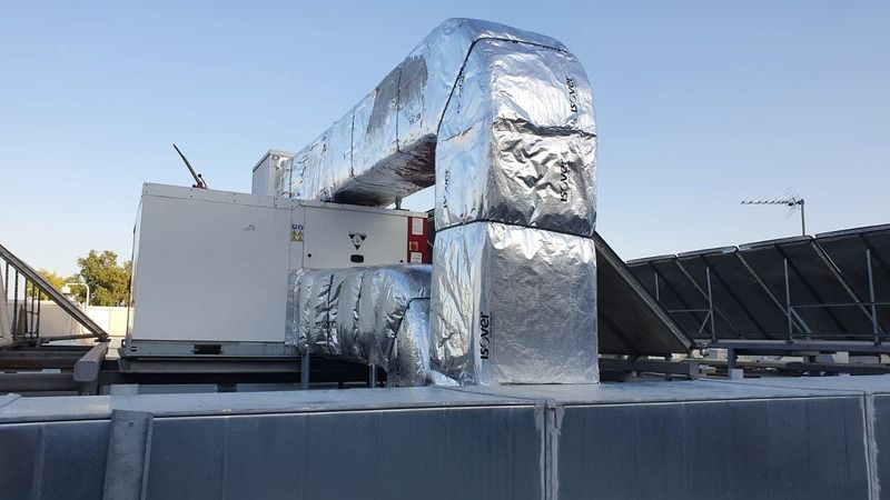 Una pila de cajas colocadas una encima de otra en un techo.