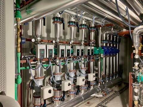 Una habitación llena de tuberías y válvulas.