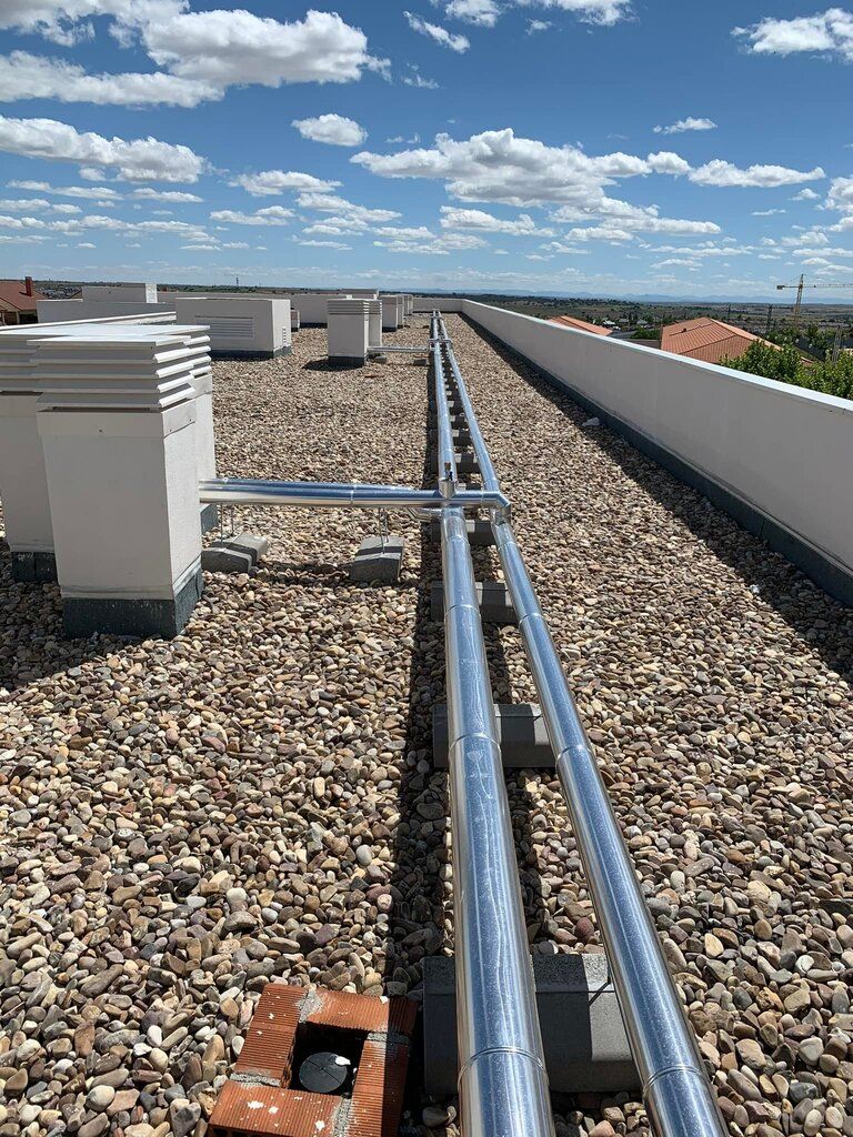 Hay una barandilla de metal en el techo de un edificio.