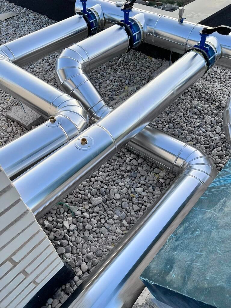 Un montón de tubos están colocados encima de una pila de rocas.