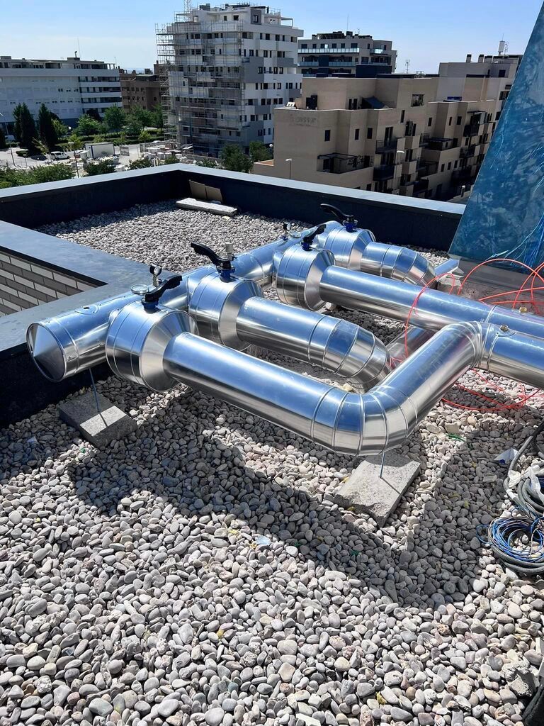 Hay muchas tuberías en el techo de un edificio.