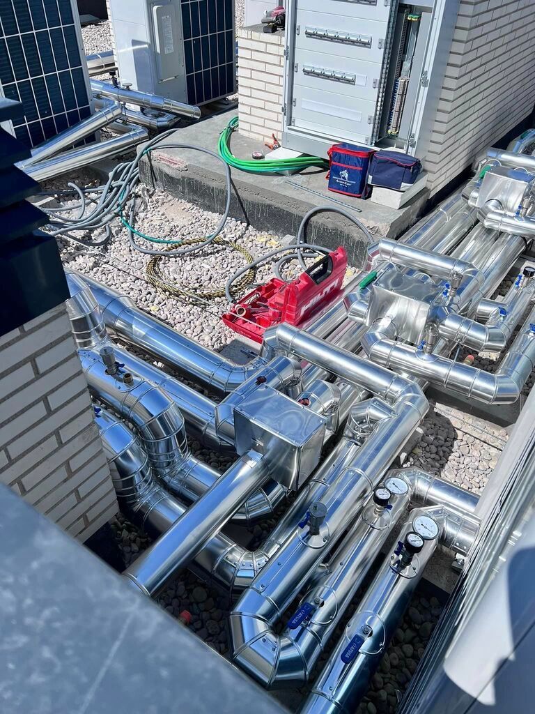 Un montón de tuberías están colocadas encima de un edificio.