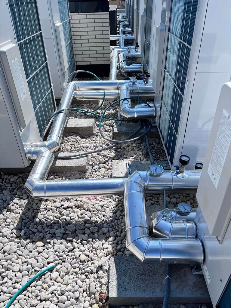 Un montón de tubos están colocados encima de una pila de rocas.