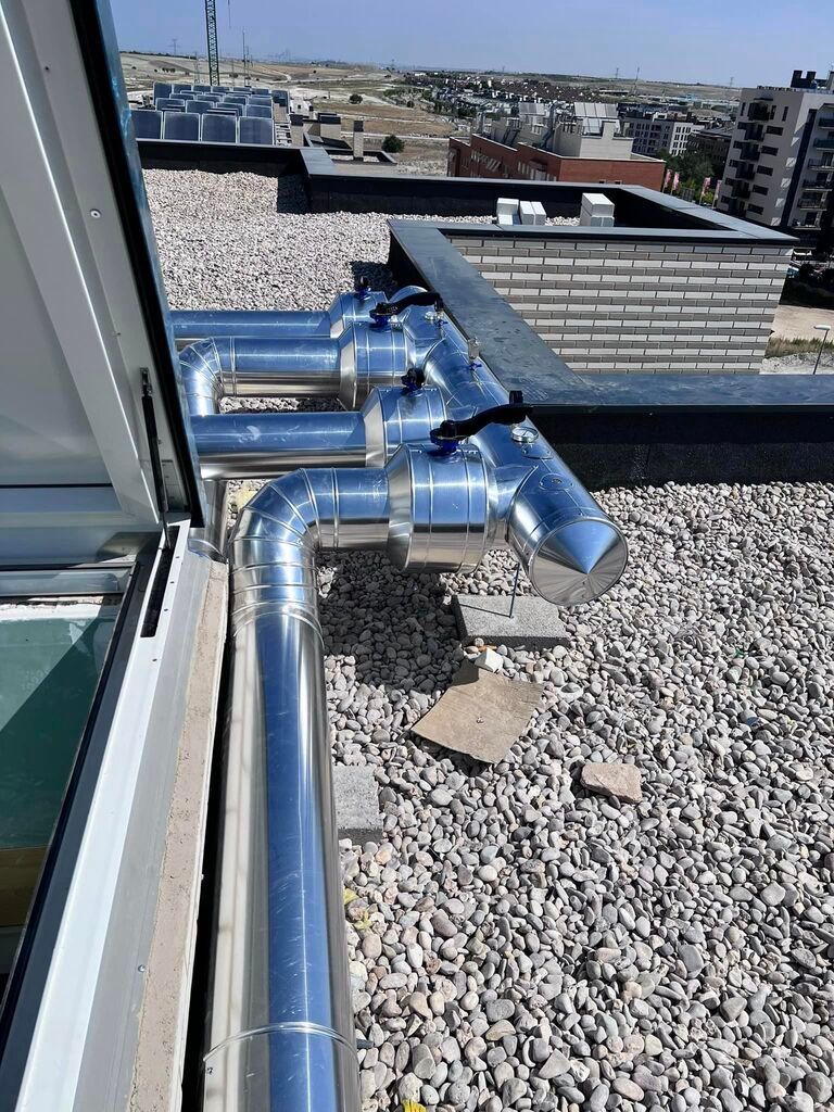 Un montón de tuberías están colocadas encima de un techo rocoso.