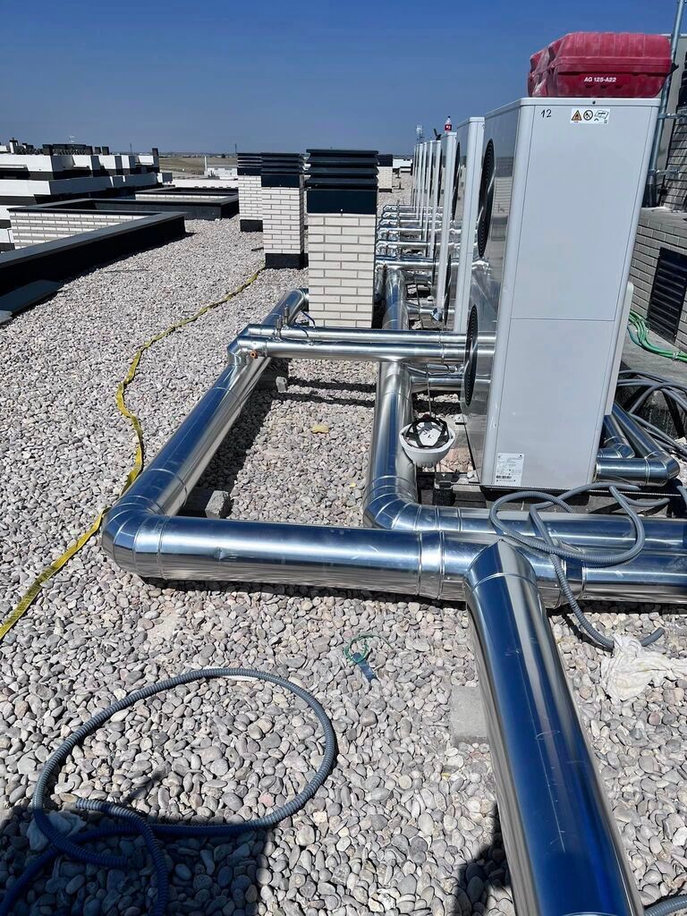 Hay muchas tuberías en el techo de un edificio.