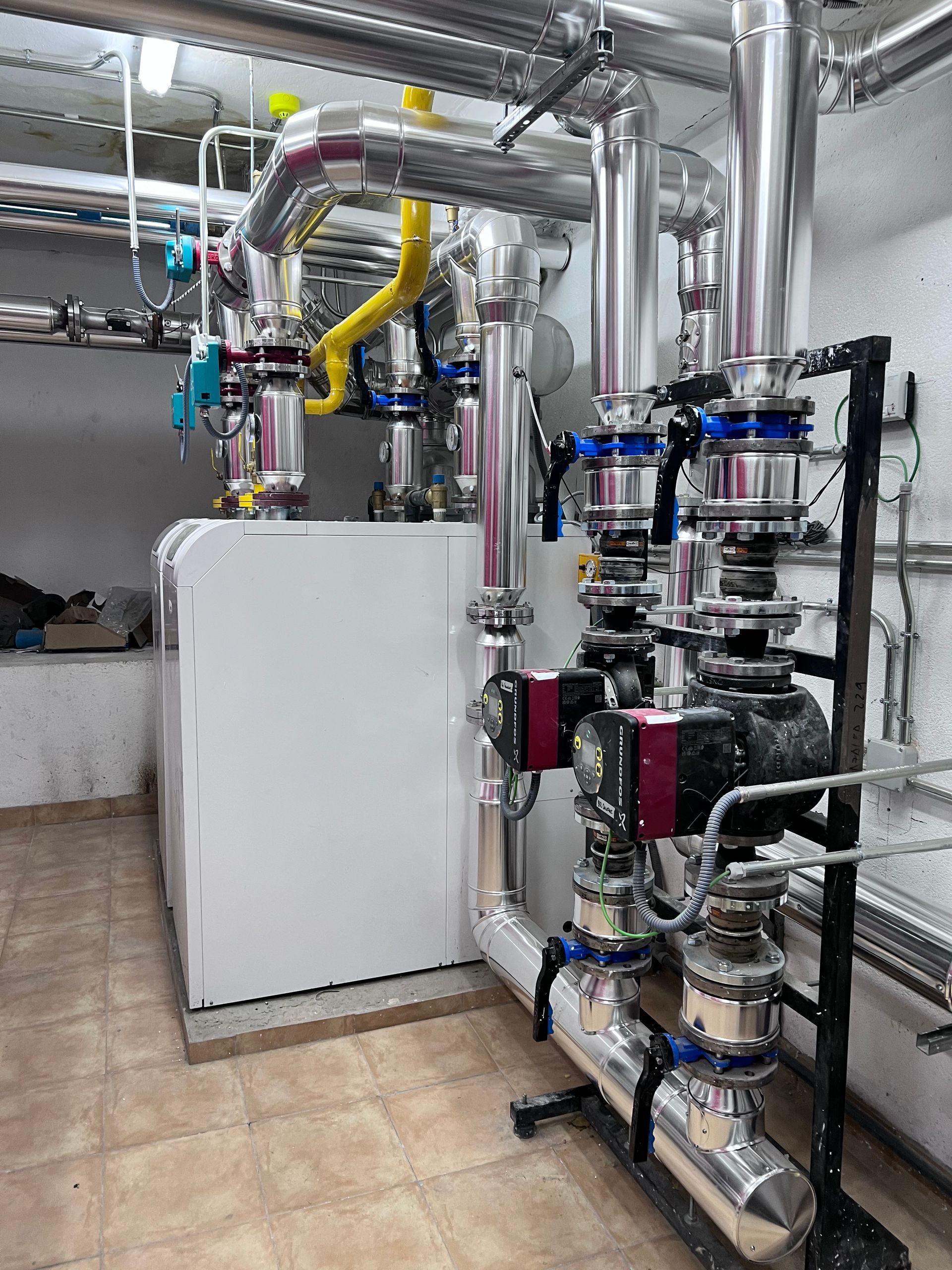 Una habitación llena de tuberías y válvulas.