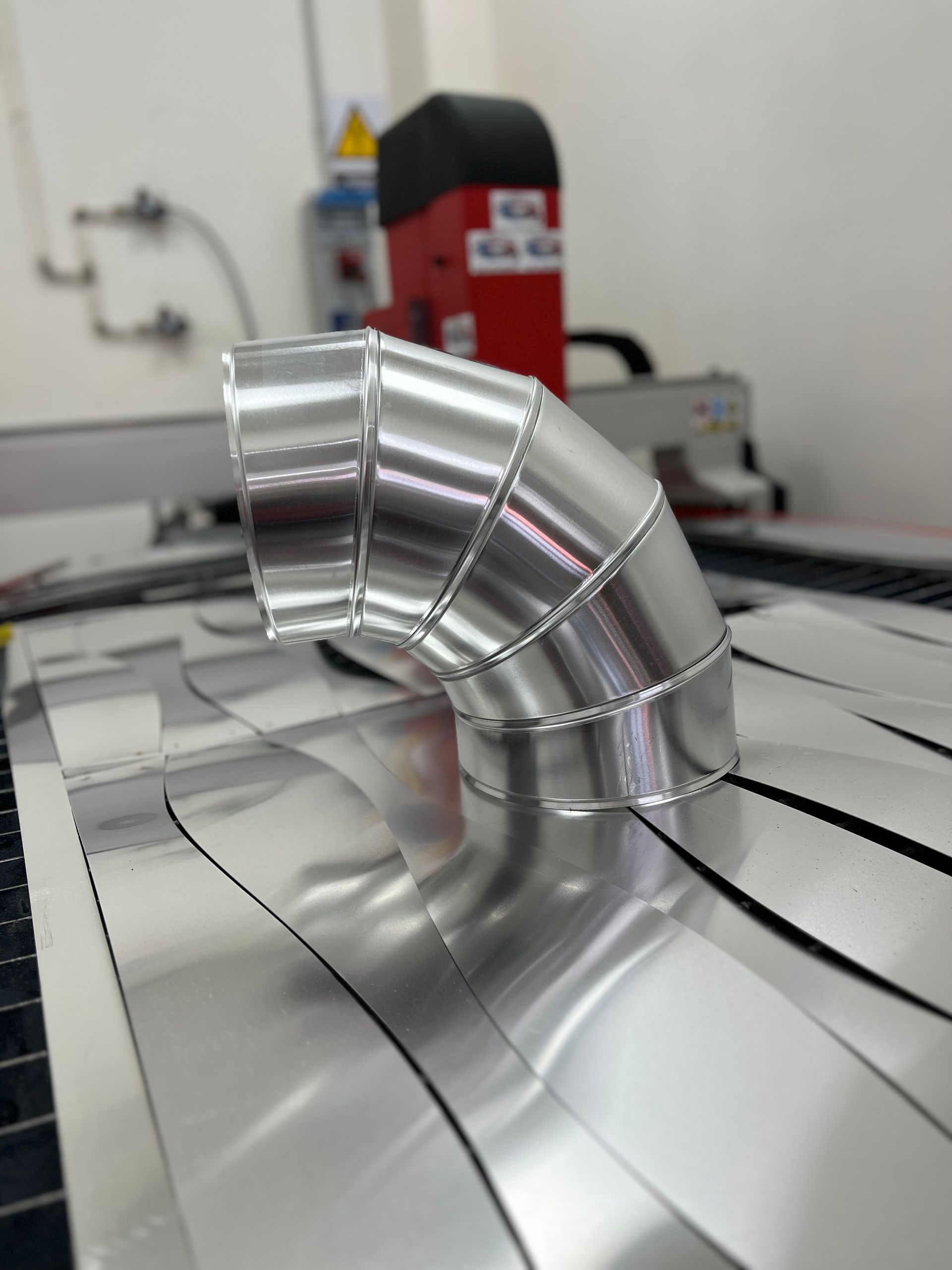 Un primer plano de un tubo de metal sobre una mesa.