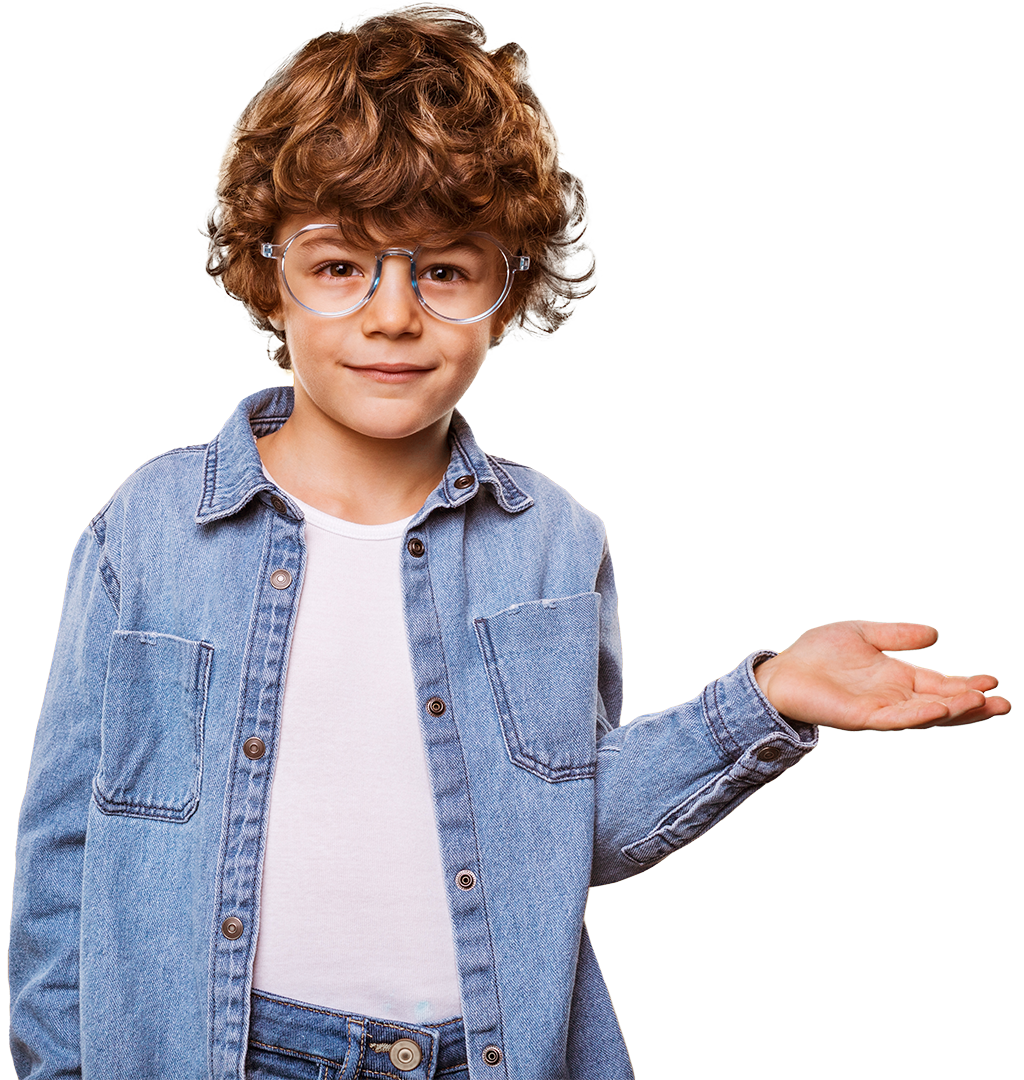 Un enfant avec des lunettes