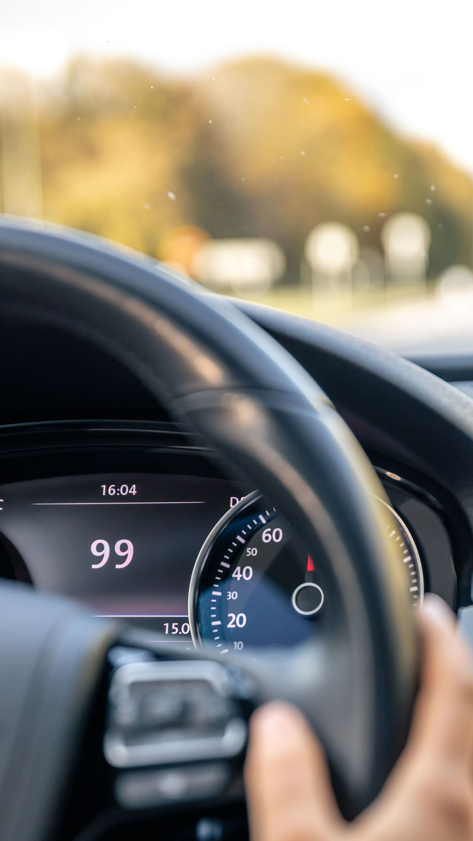 Vue sur le compteur d'une voiture