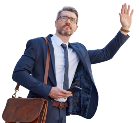 Homme en costume levant le bras gauche et tenant son téléphone dans sa main droite