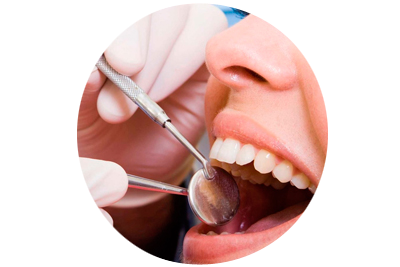Una mujer se hace examinar los dientes por un dentista.