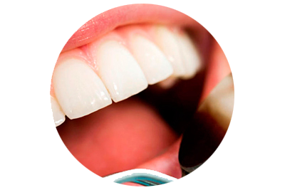 Un primer plano de los dientes de una persona en un círculo.