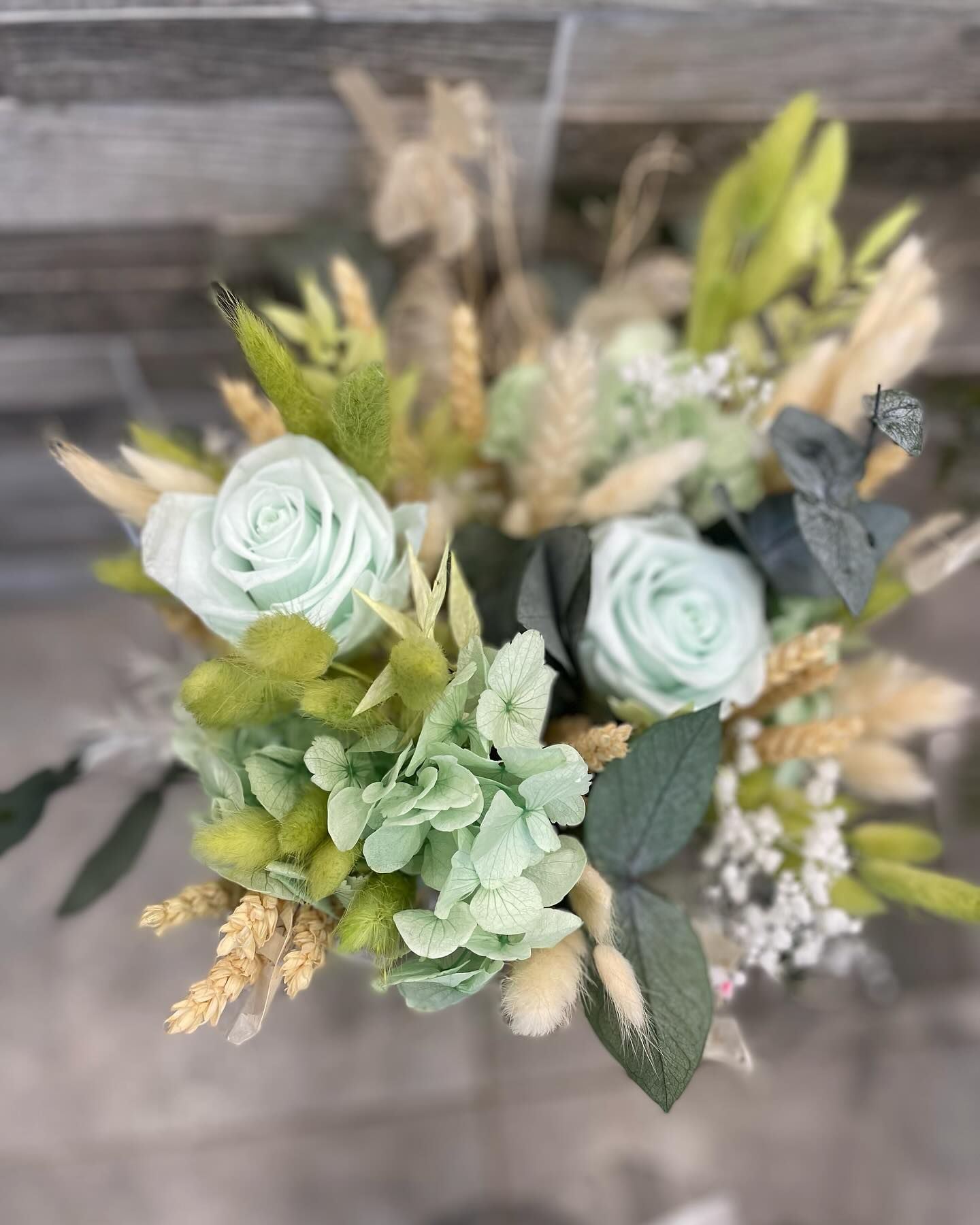 Bouquet de roses vert pastel, d'hortensias et de blé séché.