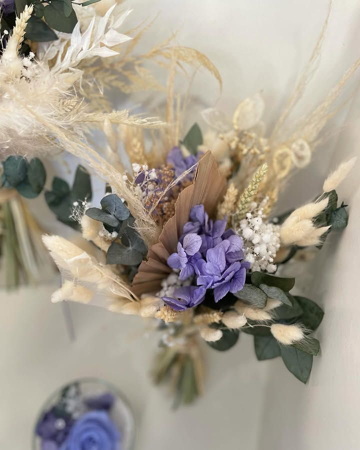 Bouquet de fleurs séchées composé d'hortensias violets, d'herbe de la pampa, d'eucalyptus et de blé.