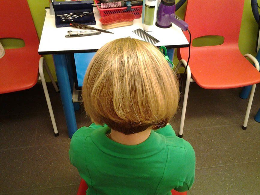 Boblijn blond klein meisje