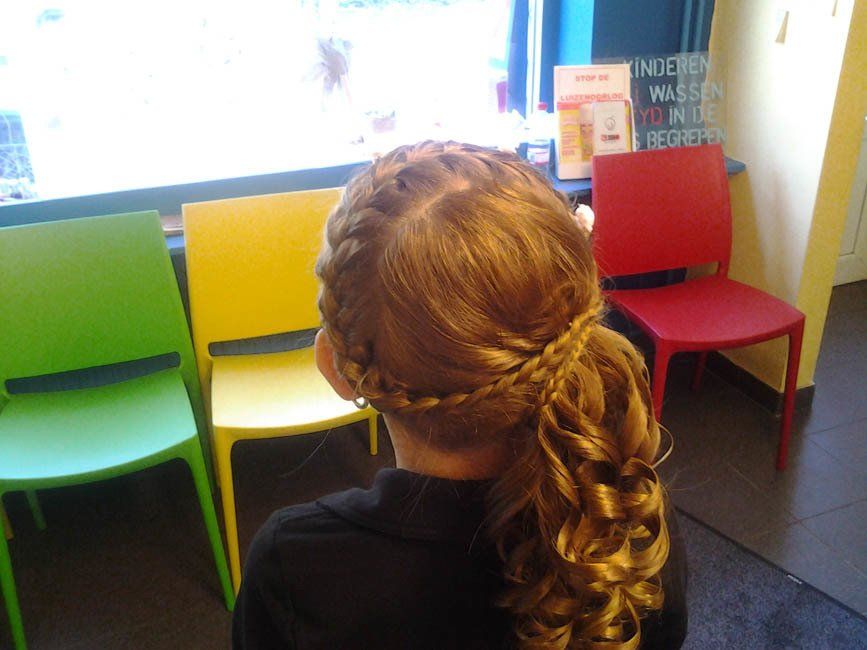 Meisje met mooi opgestoken haar