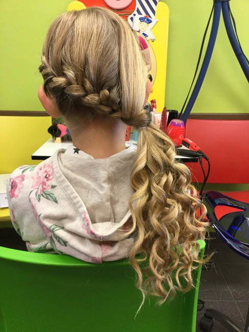 Blond krullend haar in mooie staart