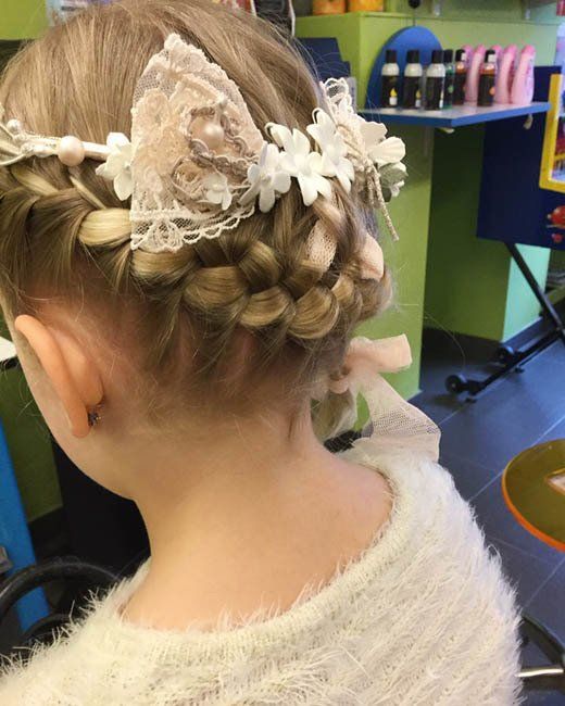 Opgestoken haar met strik
