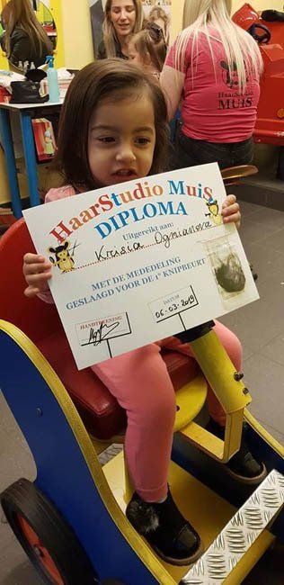 Meisje met kappersdiploma