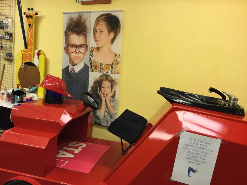 Rood treintje in kapperszaak
