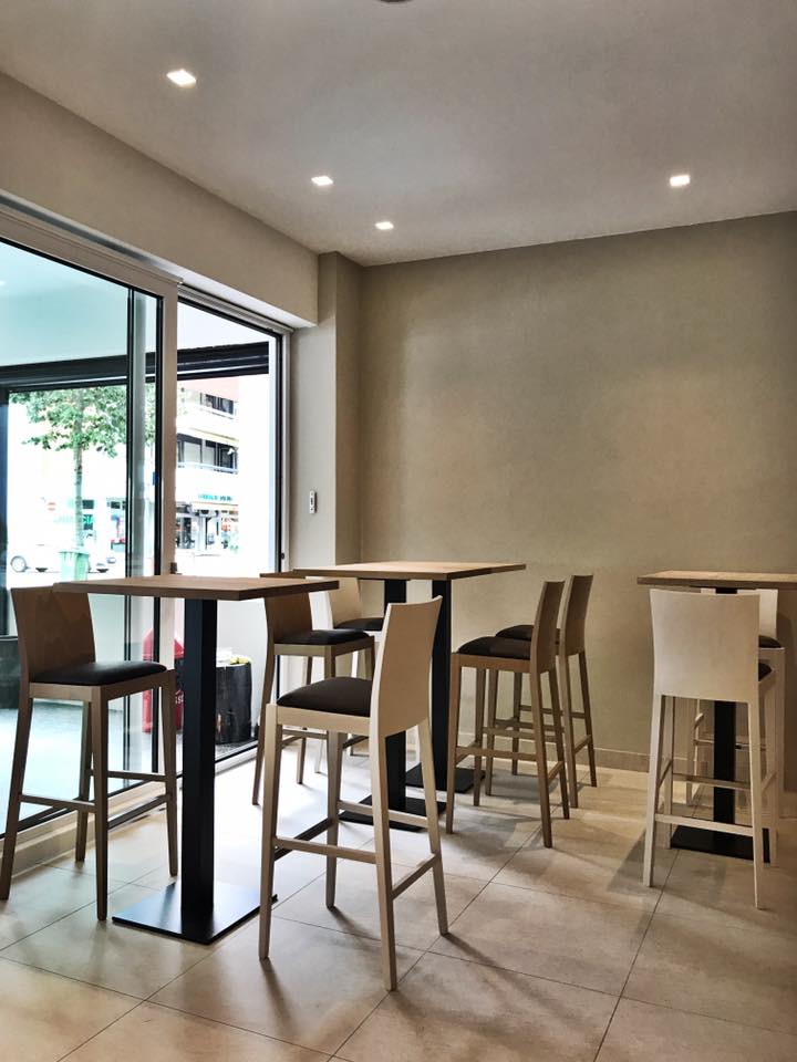 Sala Ristorante La Veranda con tavolini e sedie in legno