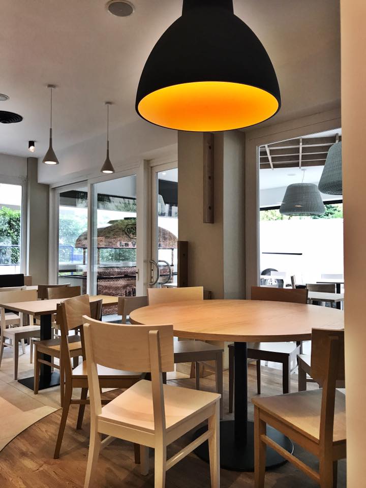 Sala Ristorante La Veranda con tavolini e sedie in legno. lampadari d'ambiente