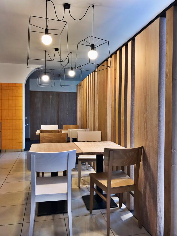 Sala Ristorante La Veranda con tavolini e sedie in legno, lampadari design