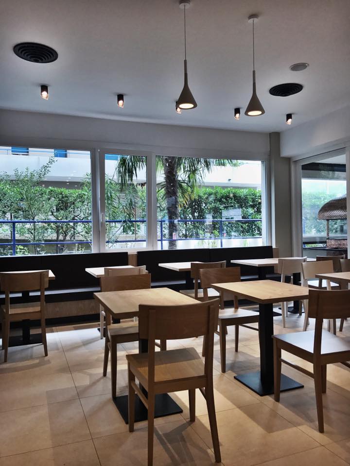 Sala Ristorante La Veranda con tavolini e sedie in legno