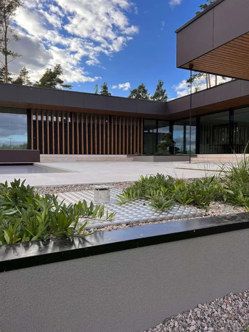 Istutuksia rakennuksen pihalla