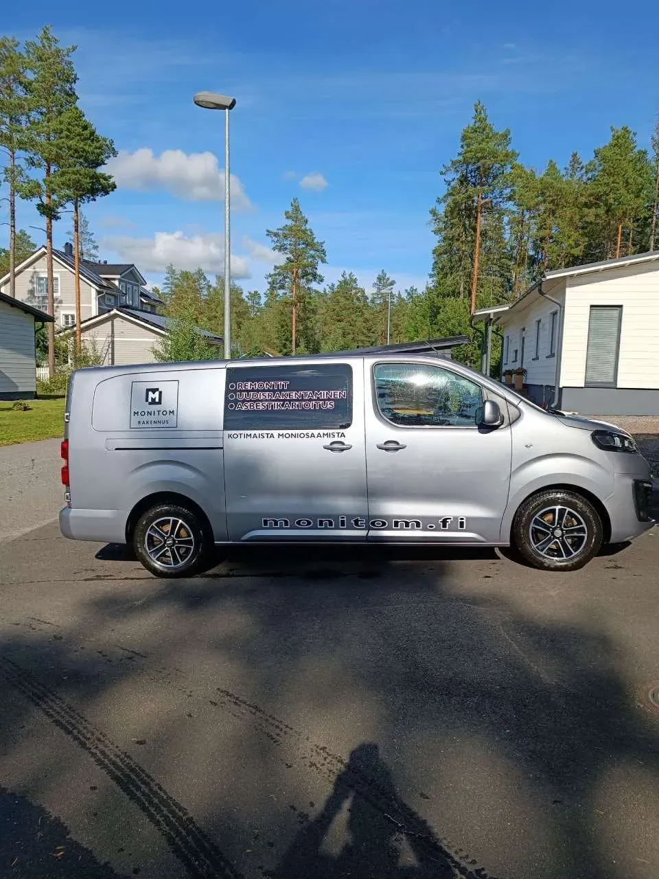 Monitom Rakennus T:min pakettiauto