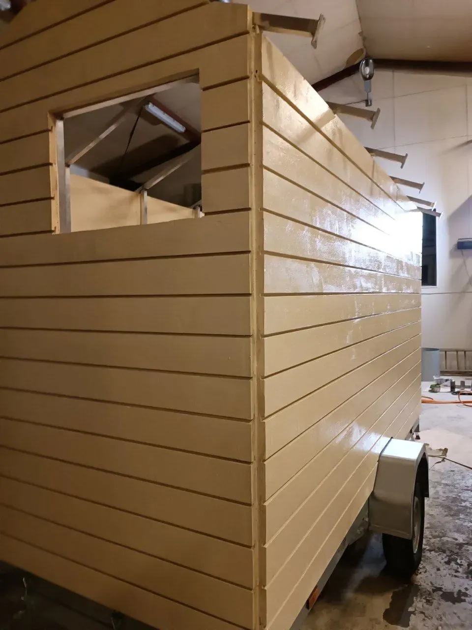 Pienrakennuksen kasaus sisätiloissa