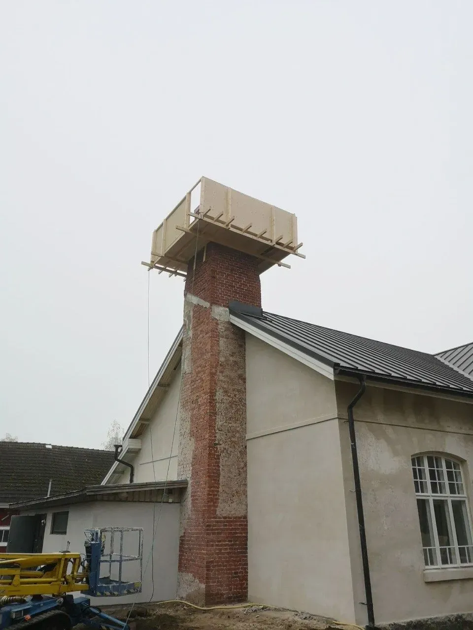 Puurakenne savupiipun ympärillä