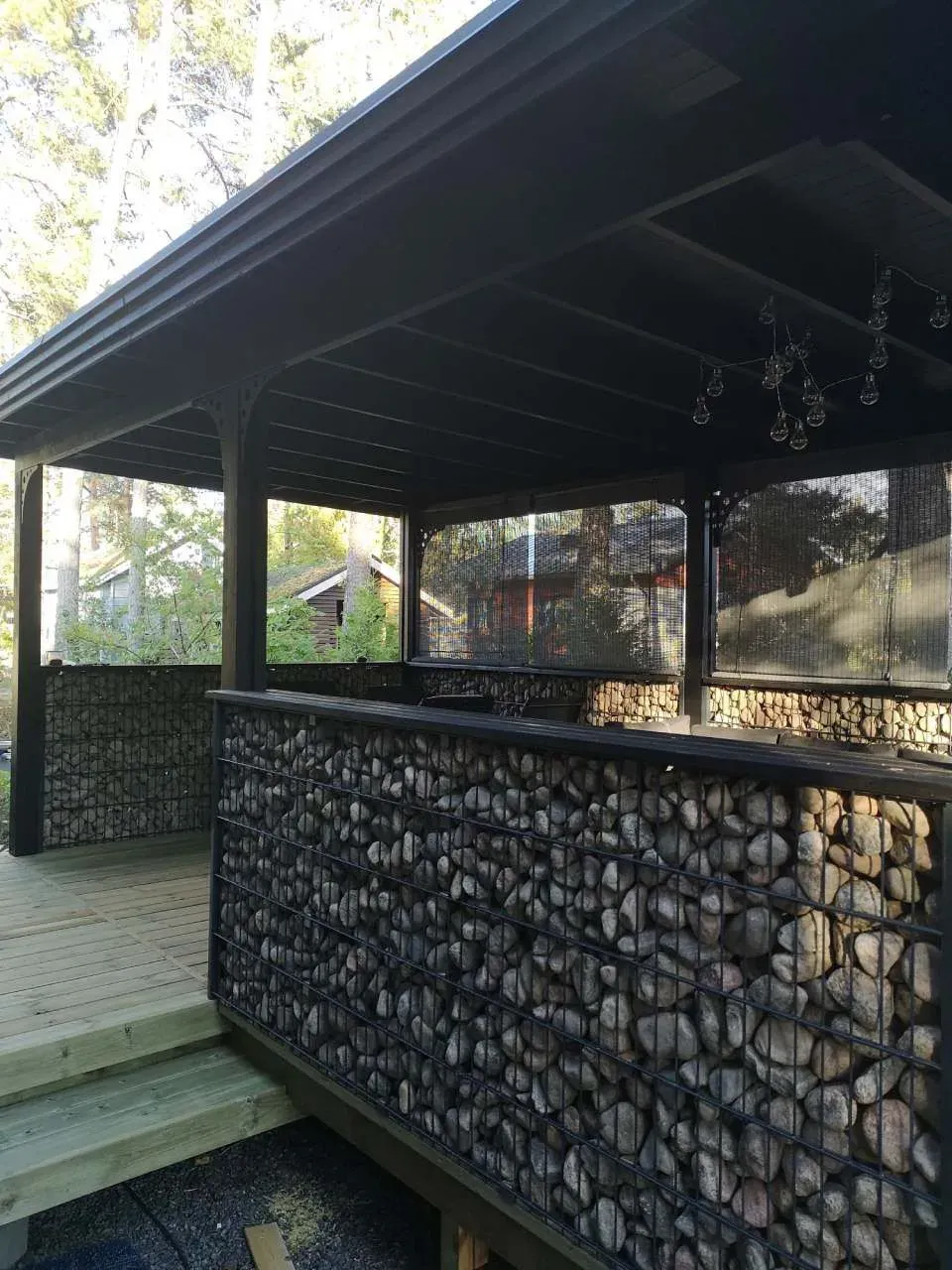 Tumma katettu terassi