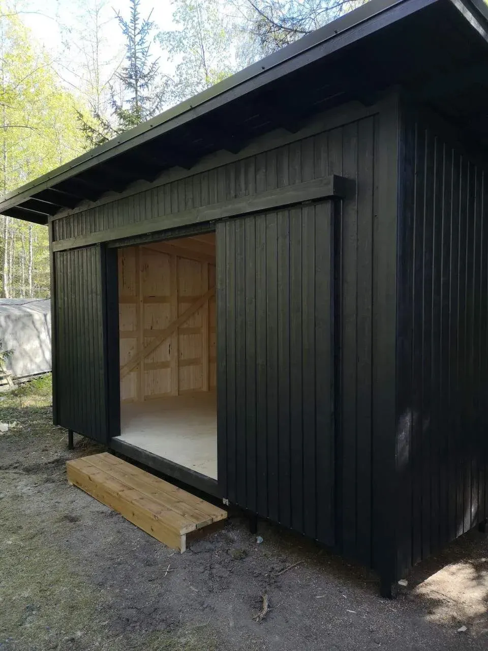 Musta varastorakennus