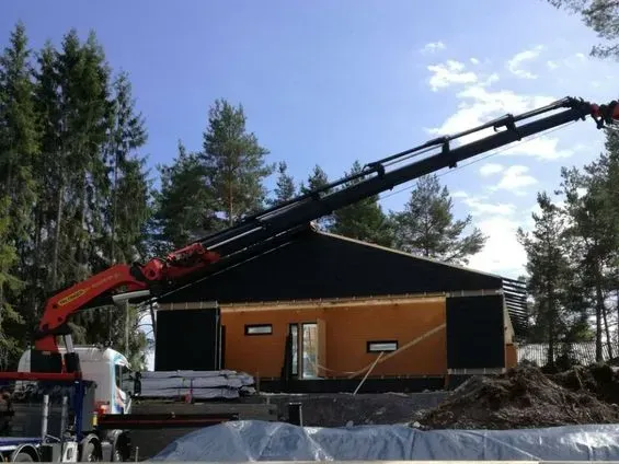 Rakennustyöntekijöitä rakennustyömaalla