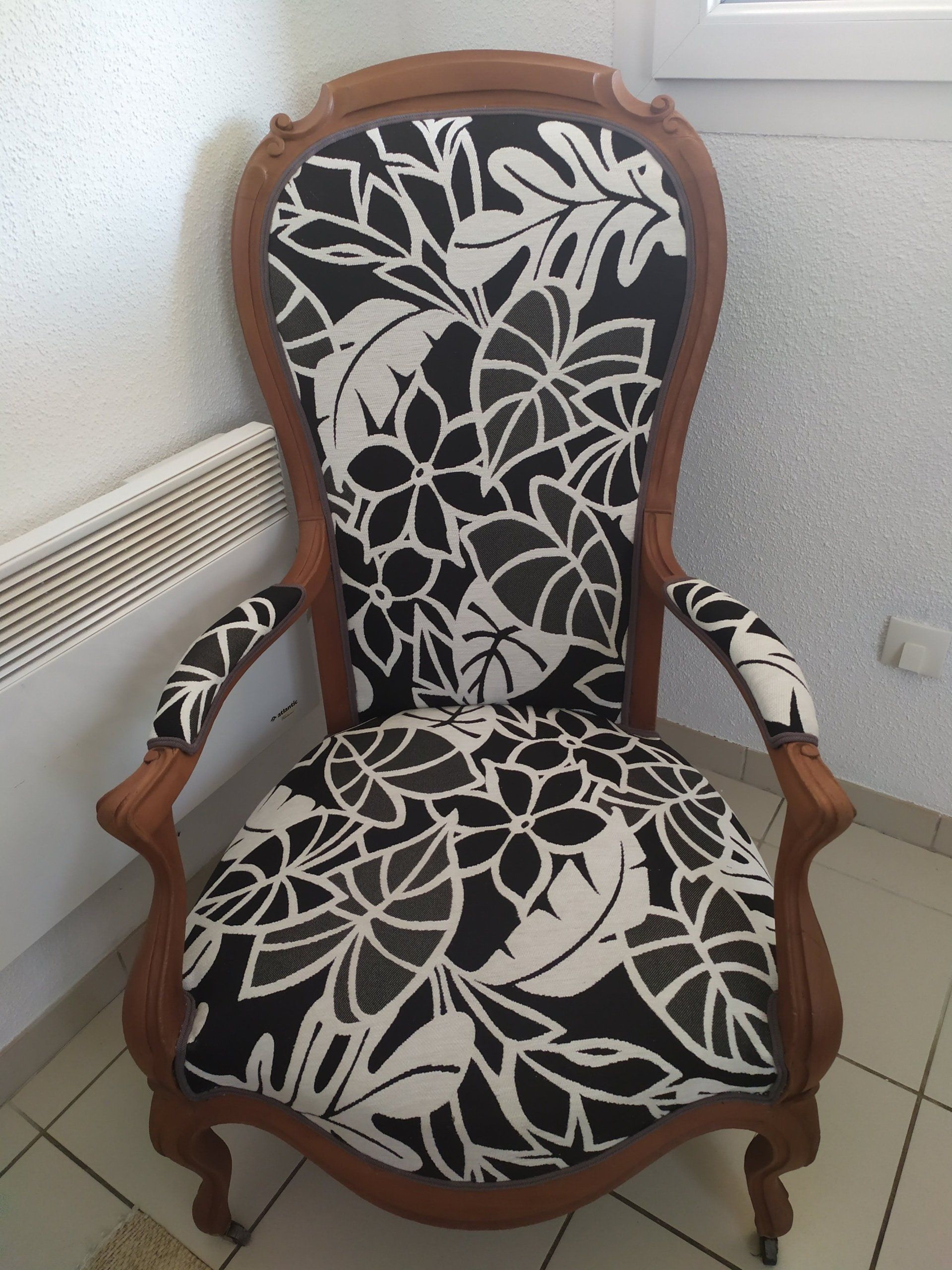 chaise motif feuille noir et blanc