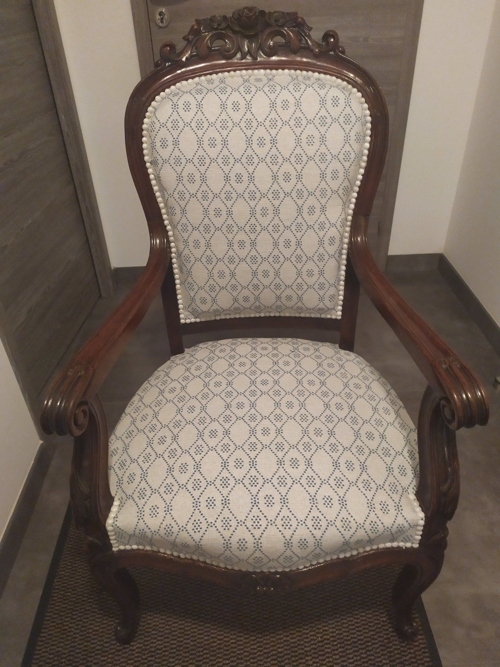 fauteuil blanc à carreaux